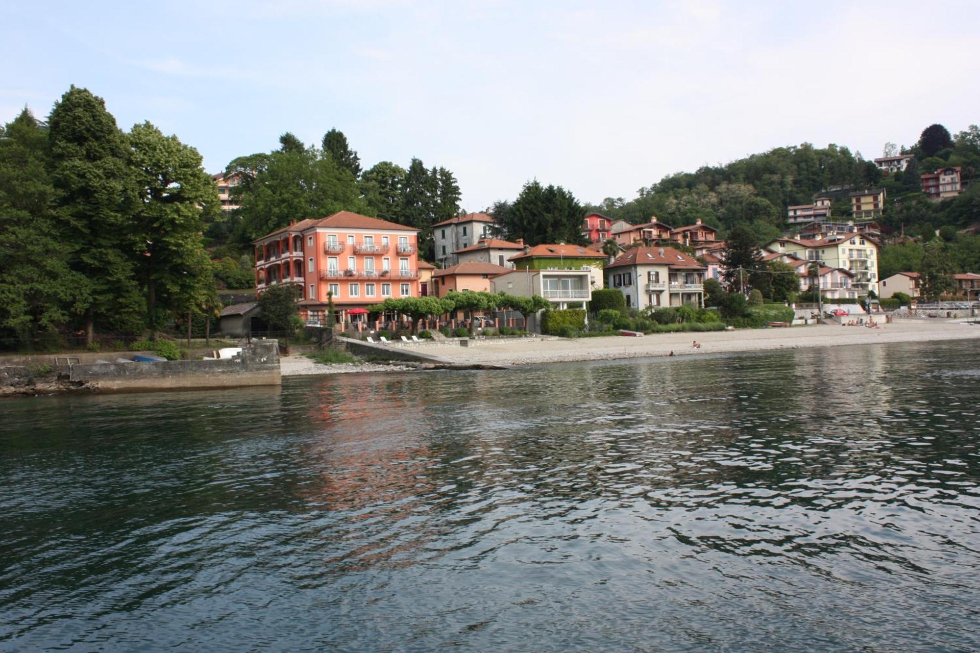Albergo Riva Рено-ди-Леджуно Экстерьер фото