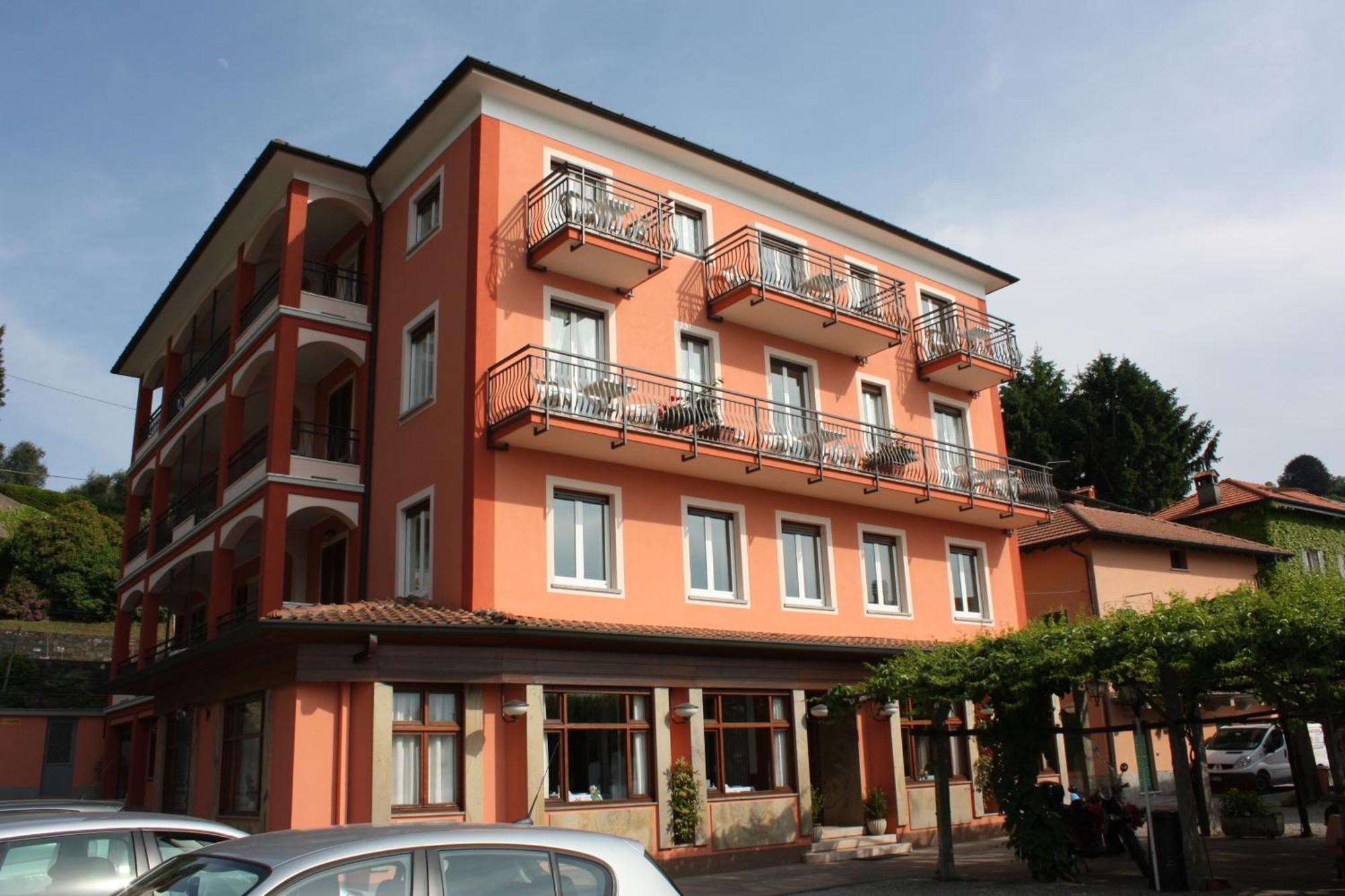 Albergo Riva Рено-ди-Леджуно Экстерьер фото