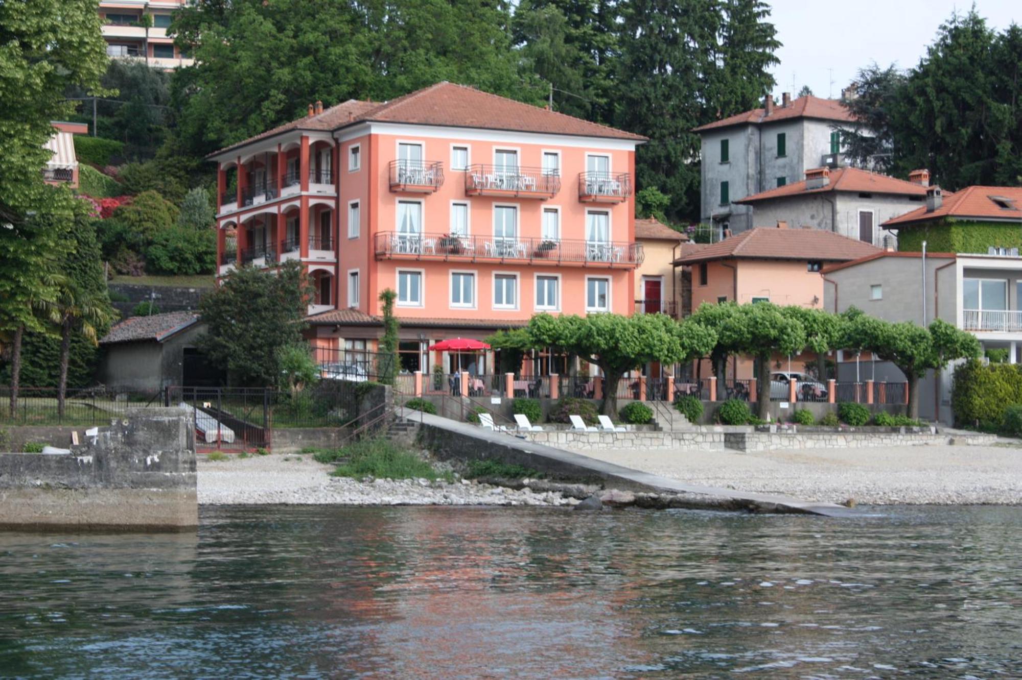 Albergo Riva Рено-ди-Леджуно Экстерьер фото