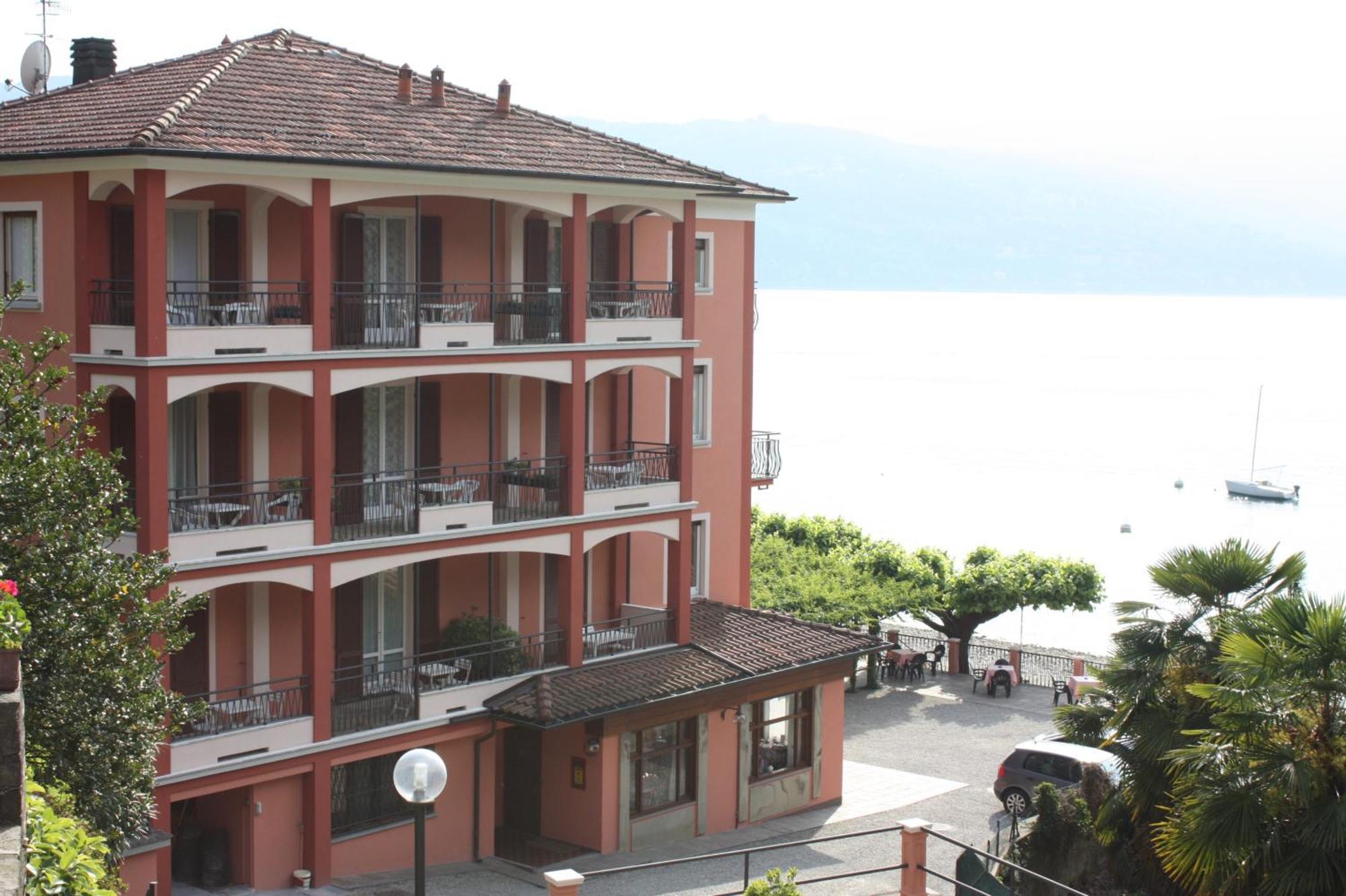 Albergo Riva Рено-ди-Леджуно Экстерьер фото