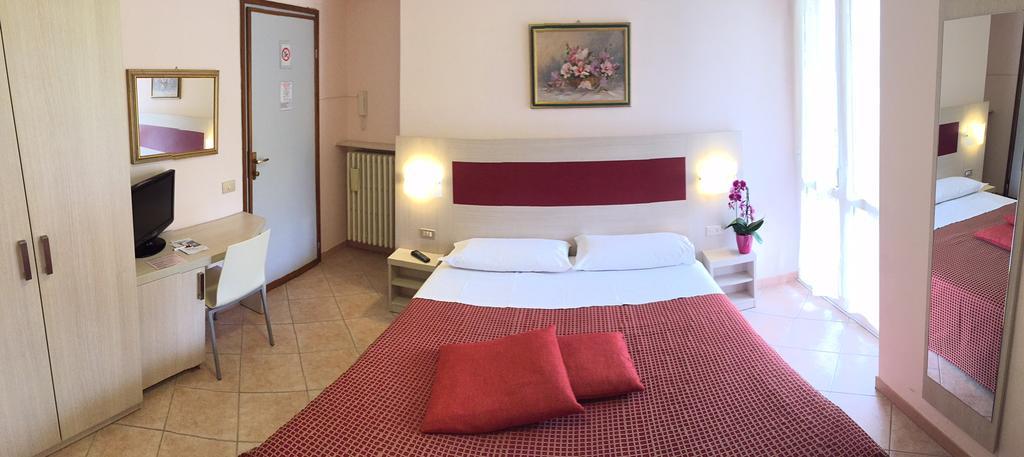 Albergo Riva Рено-ди-Леджуно Экстерьер фото
