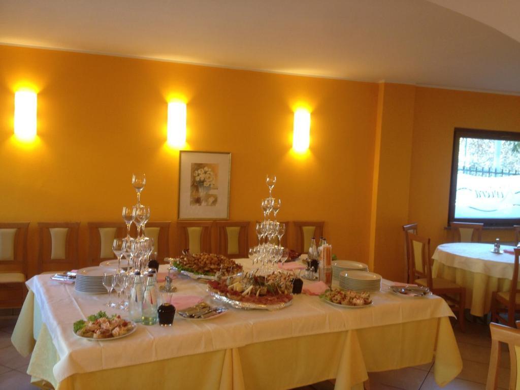 Albergo Riva Рено-ди-Леджуно Экстерьер фото