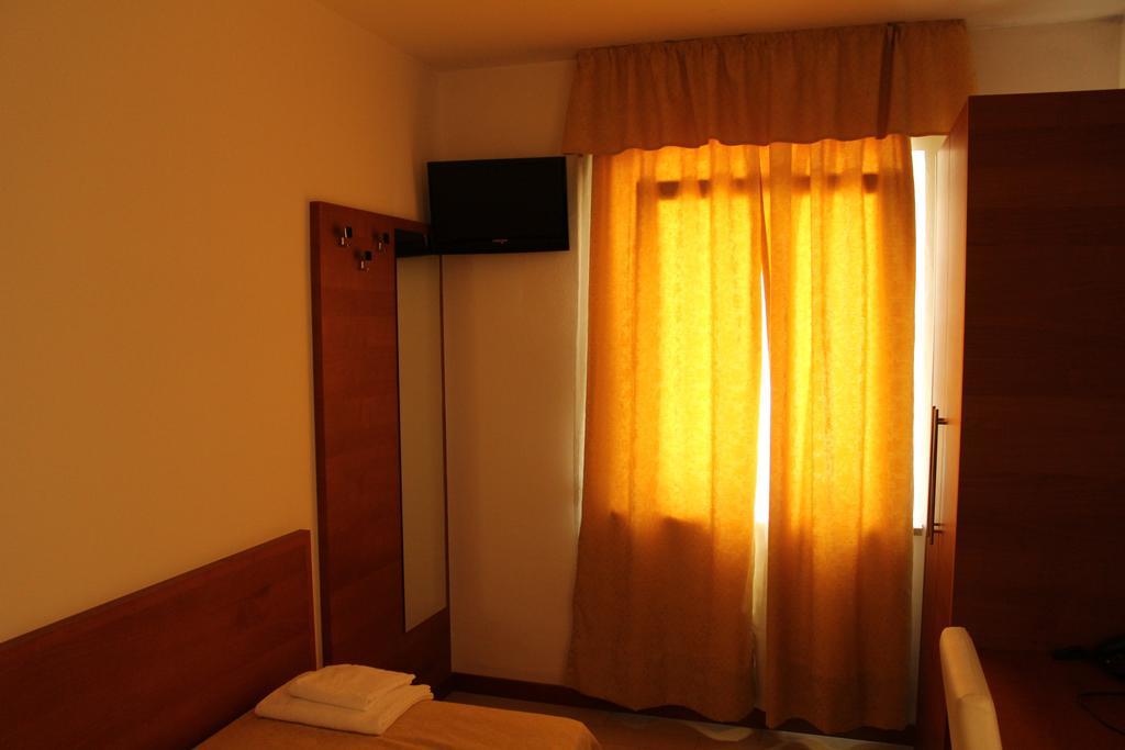 Albergo Riva Рено-ди-Леджуно Номер фото