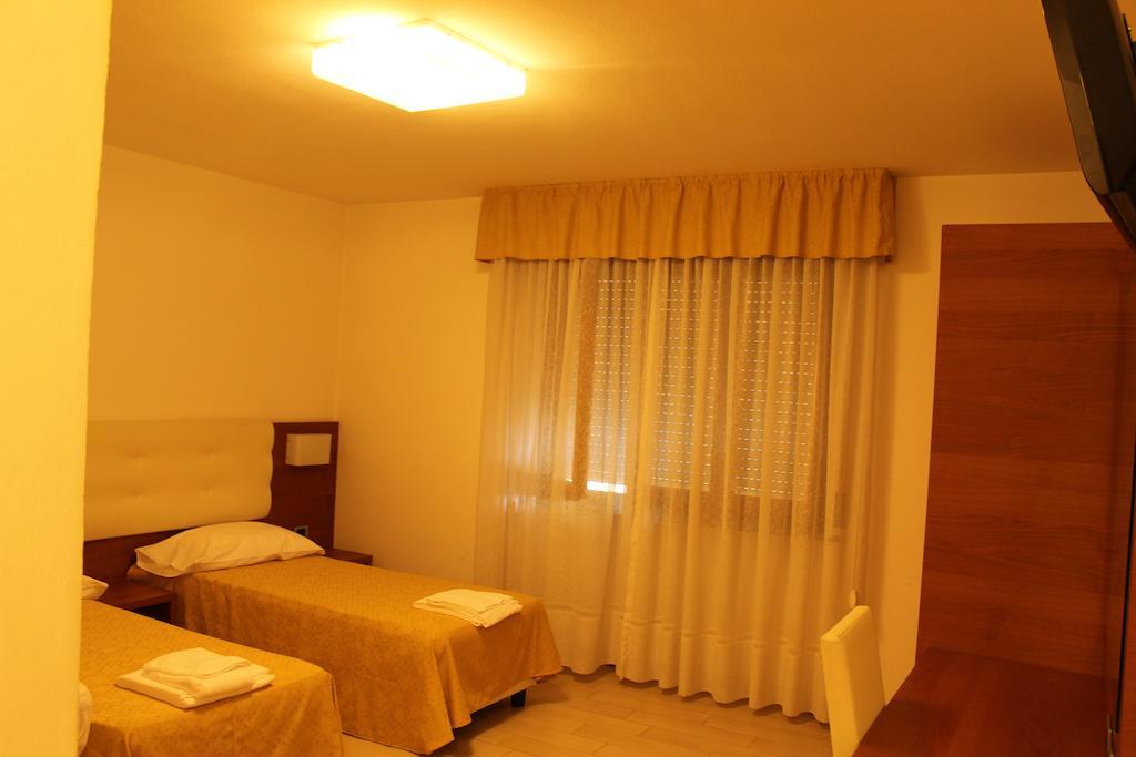 Albergo Riva Рено-ди-Леджуно Экстерьер фото