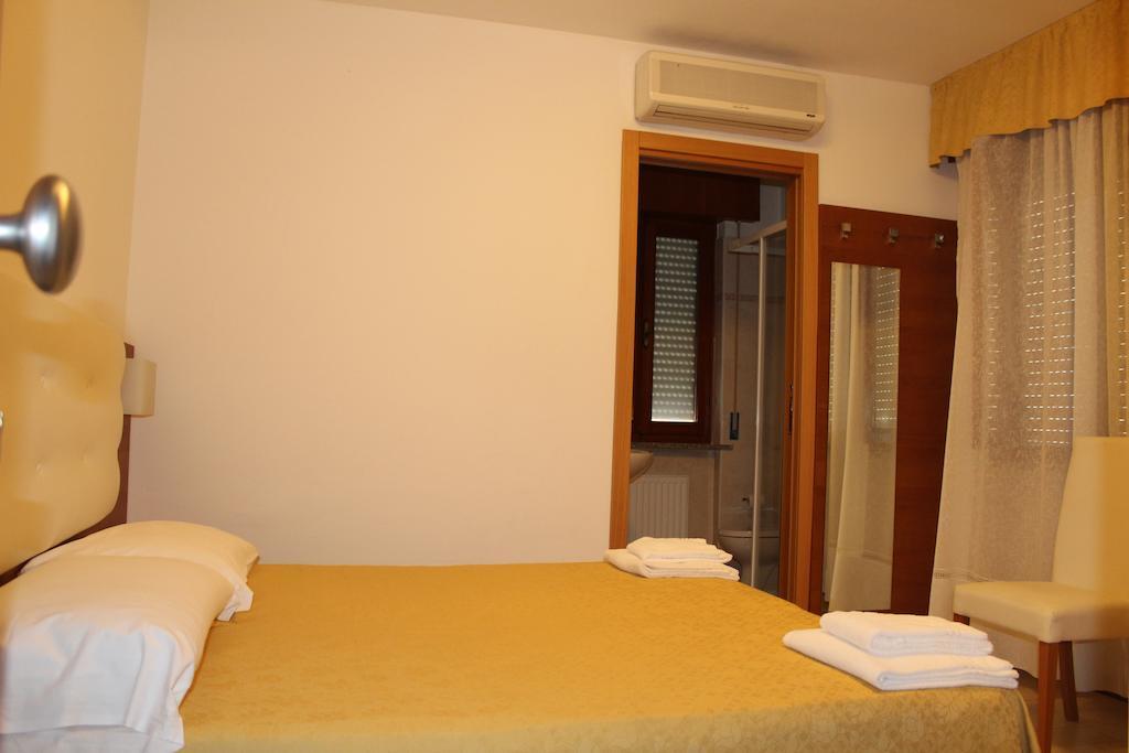 Albergo Riva Рено-ди-Леджуно Экстерьер фото