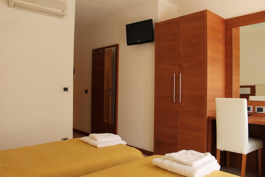 Albergo Riva Рено-ди-Леджуно Экстерьер фото