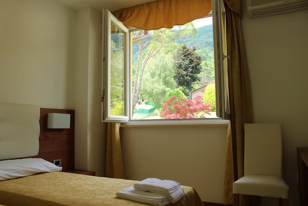 Albergo Riva Рено-ди-Леджуно Экстерьер фото